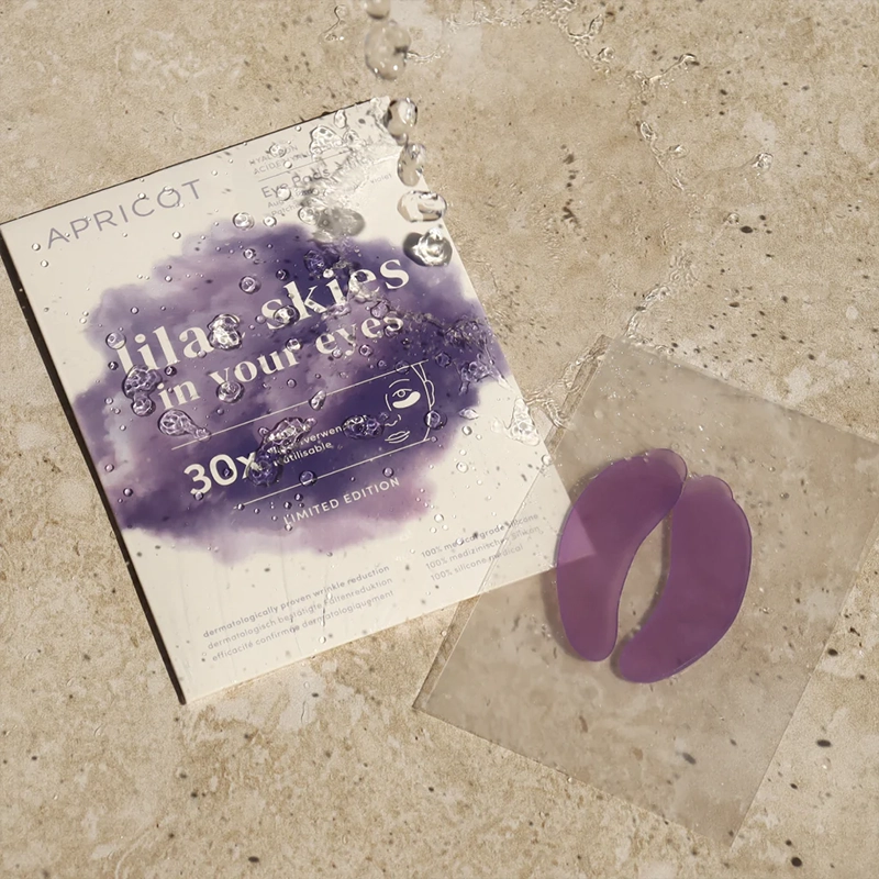 De Limited Lilac pads met effectief hyaluronzuur, is een anti-verouderingspad dat is gemaakt van pure medische siliconen. No botox needed! Plak de Lilac Skies In Your Eyes pads gemakkelijker onder je ogen. De huid onder de ogen wordt soepeler en geeft een heldere uitstraling naarmate je de pads vaker gebruikt. Binnen een uur ziet je huid er strakker uit en je kan de silicone pads na gebruik reinigen en tot wel 30 keer hergebruiken.