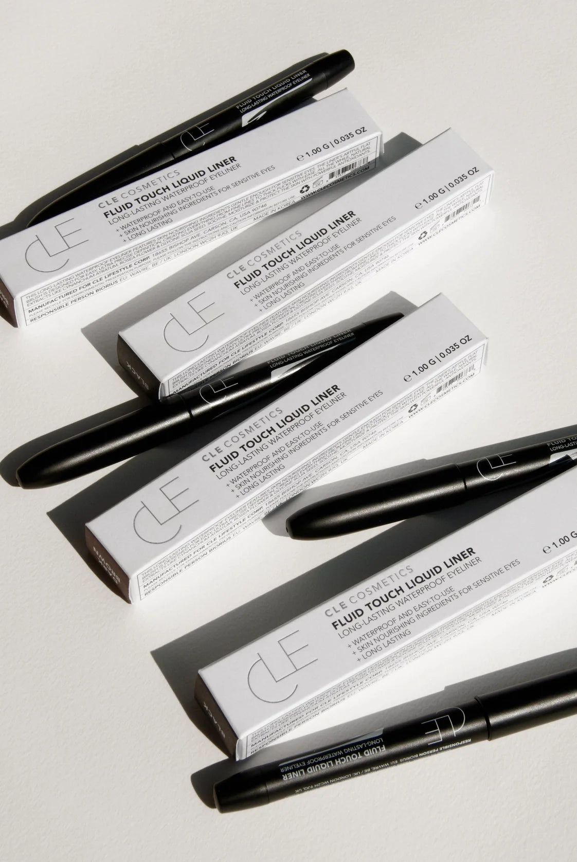 Deze langdurige waterproof vegan en dierproefvrije eyeliner van CLE Beauty bevat voedende ingrediënten die zacht genoeg zijn voor zeer gevoelige ogen. Het platte penseel van de eyeliner is ontworpen voor gemakkelijke, uiterst nauwkeurige definitie, waardoor alles, van fijne lijntjes tot dikkere stroken met gemak worden gecreëerd.