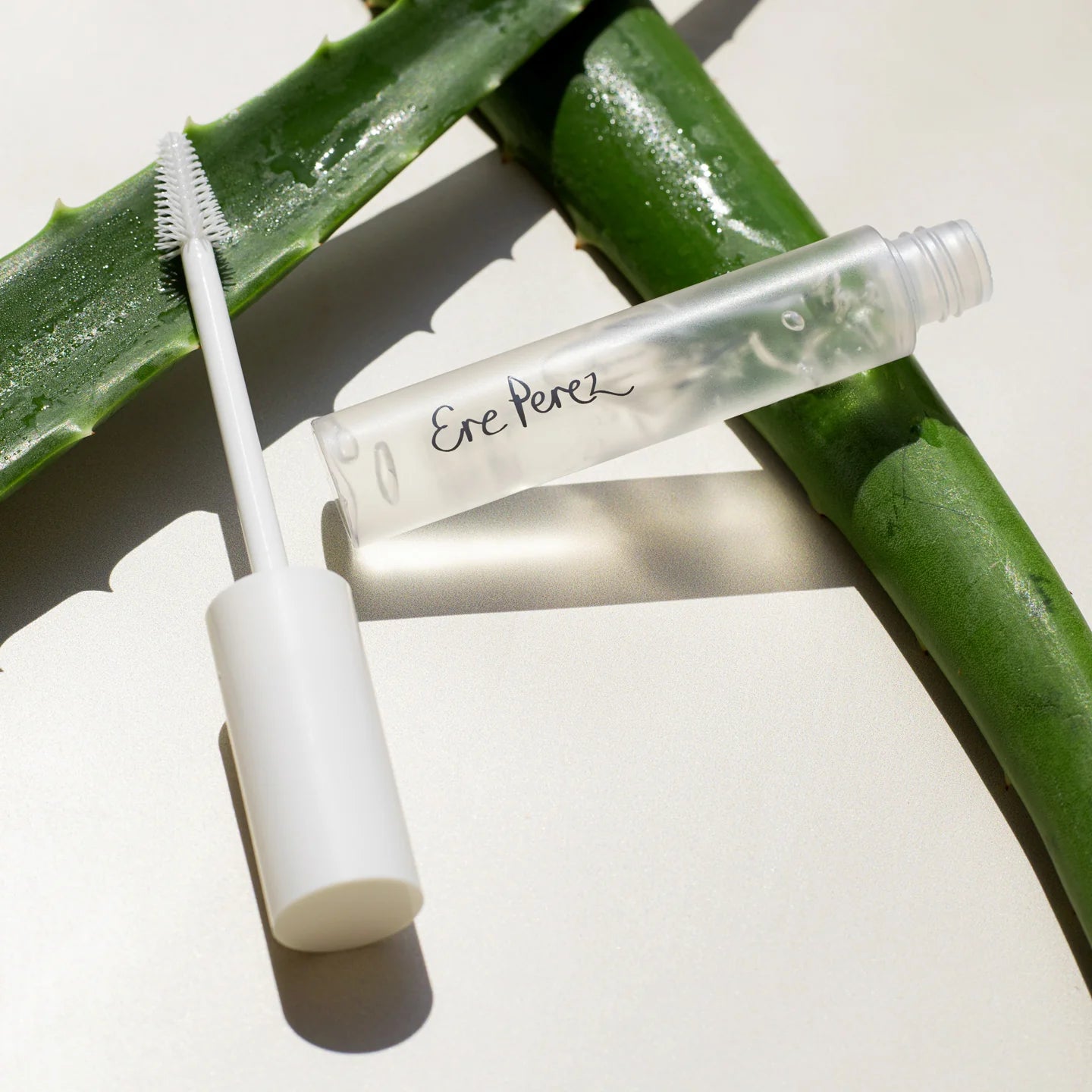 De Aloe Brow Gel & Mascara van Ere Perez is een transparante brow gel en mascara voor een stevige hold met een subtiele glans. Je kunt hem gebruiken om je wenkbrauwen te stylen, of wanneer je je wimpers of wimperextentions graag wat volume en verzorging wilt geven zonder kleur toe te voegen. De Aloe Vera in de gel stimuleert de groei van de wimpers en wenkbrauwen en kalmeert, wat de formule heel geschikt maakt voor gevoelige ogen.