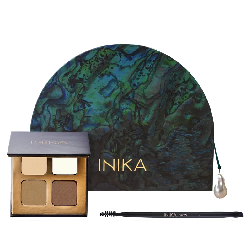 De INIKA Ultramarine Natural Brow Set is een prachitge Limited Edition cadeauset om jezelf of een geliefde blij mee te maken. Deze luxe set geeft jouw wenkbrauwen de perfecte definitie om je make-up look helemaal af te maken!