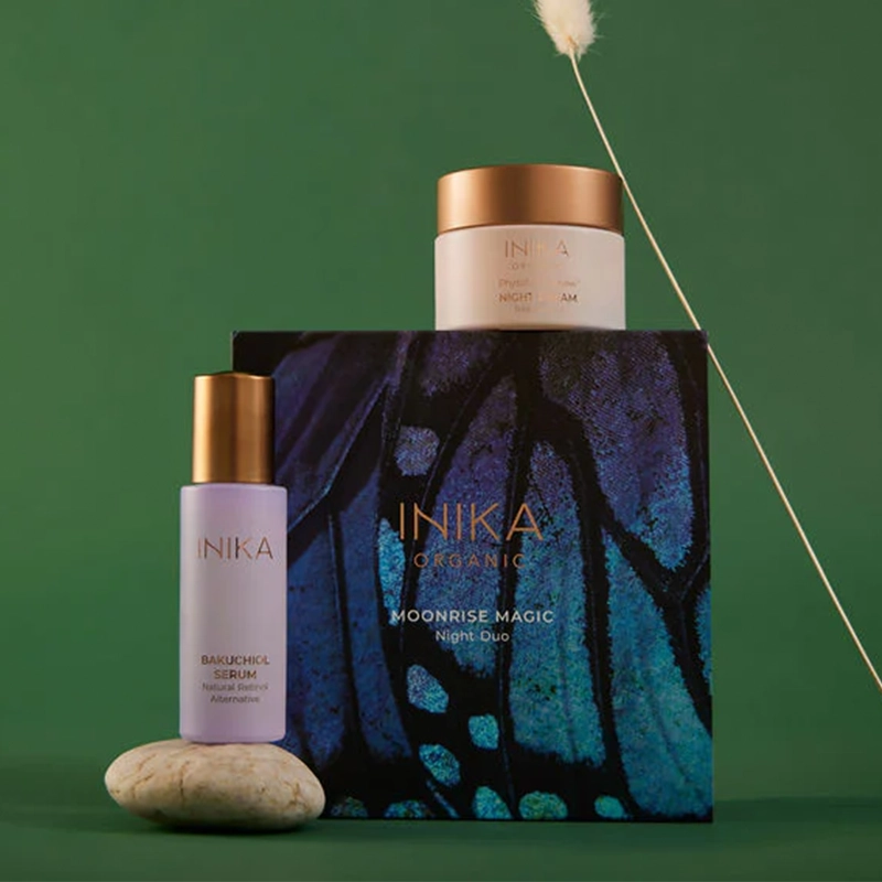 Ontdek het INIKA Organic Moonrise Magic Night Duo, een Limited Edition cadeau set skincare die speciaal is om je huid te vernieuwen en te voeden tijdens de nacht. Deze set combineert het INIKA Bakuchiol Serum met de INIKA Organic nachtcrème voor een jeugdige en veerkrachtige huid. Wordt wakker met een stralende huid 