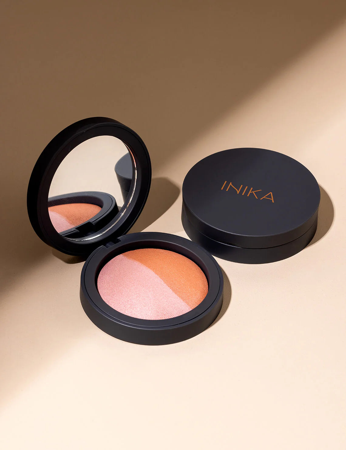 INIKA Baked Mineral Blush Duo is een natuurlijk, mineraal blush duo in frisse, inspirerende tinten die past bij de rest van de INIKA Organic Baked Collection.&nbsp; Verkrijgbaar in twee prachtige tinten;&nbsp;Pick Tickle&nbsp;voor een lichte tot medium huidtinten en&nbsp;Burnt Peach&nbsp;voor medium tot donkere huidtinten.