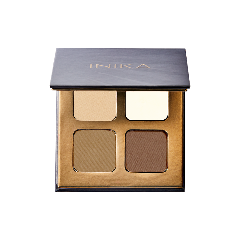 Het INIKA Organic Brow Palette bevat lichte en donkere wenkbrauwpoeders die je helemaal naar wens kunt blenden om zo tot jouw perfecte tint te komen. Ook bevat dit vegan wenkbrauw palette een wax om je wenkbrauwen de hele dag in model te houden.  De drie tintjen poeder zijn verrijkt met voedende plantenextracten. De transparante wenkbrauwwax bevat kokos- en sheaboter om de wenkbrauwen te verzorgen en carnaubawas om de wenkbrauwen in vorm te houden met een waterproof, langdurig effect. 