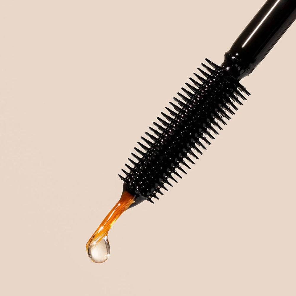 De vegan INIKA Organic Lash &amp; Brow Serum verlengt en verdikt de wimpers en wenkbrauwen dankzij een mix van haarversterkende en groeibevorderende plantaardige ingrediënten, waaronder zwarte ricinusolie, marula zaadolie en pompoenpittenolie. De applicator met twee uiteinden zorgt voor een nauwkeurige applicatie op maat van de wenkbrauwen en wimpers.