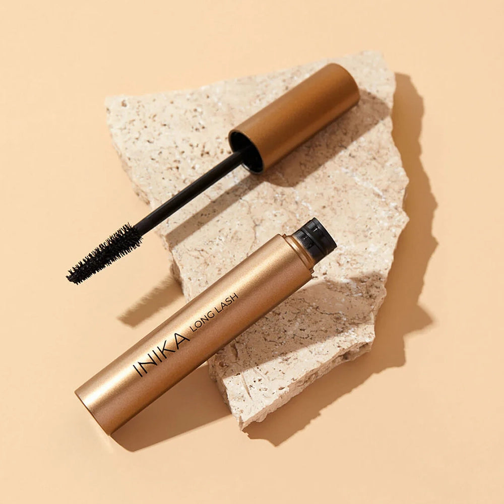 De awardwinnende INIKA Long Lash Vegan Mascara Black&nbsp;is een prachtige en luxueuze aanvulling op het INIKA assortiment. INIKA maakt gebruik van 100% plantaardige en natuurlijke ingrediënten om de lengte en het volume van de wimpers te verhogen. De volumineuze borstelkop zorgt ervoor dat de perfecte hoeveelheid mascara elke keer wordt aangebracht. Bij de 1e keer aanbrengen krijg je de lengte die je nodig heeft, bij de 2e keer aanbrengen krijg je het gewenste volume. Een nieuwe en revolutionaire formule!