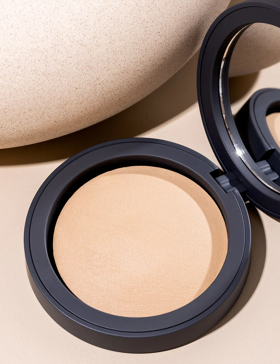 Deze award winnende minerale poeder foundation van INIKA geeft de perfecte basis en verstopt de huid niet en absorbeert overtollig olie uit de poriën. De mineral foundation is prachtige op te bouwen en geeft een lichte of volledige dekking voor elke gelegenheid. Ook is deze foundation geschikt voor de gevoelige huid door de krachtige werking van Squalaan uit olijven en Magnolia Bark Extract.