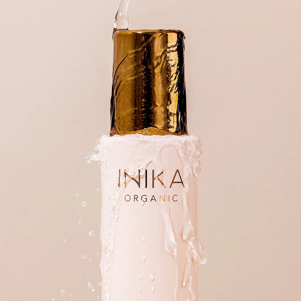 INIKA Organic Hydrating Toning Mist is een vegan en dierproefvrije gezichtsmist verrijkt met kalmerende en verfrissende botanische extracten die helpen onzuiverheden te verminderen en de teint te verhelderen.