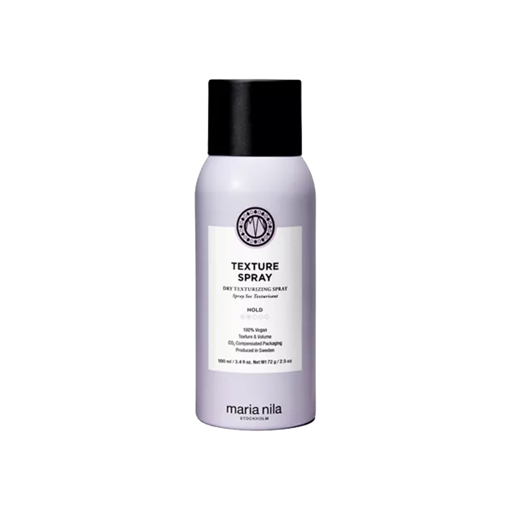 Maria Nila's Texture Spray is een droge textuurspray voor direct volume en textuur. De snelste weg naar een awesome hairday, of je nu een beachy look wilt creëren of fijn haar meer volume wilt geven. Geheel vegan en dierproefvrij.