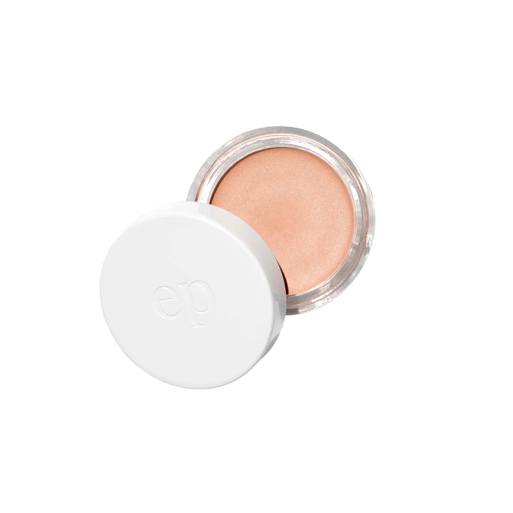 Laat je huid stralen met deze vegan crèmekleurige highlighter van Ere Perez. Een highlighter is niet meer weg te denken uit menig make-up stash. En logisch ook, want een highlighter kan je huid en fris en stralend uit doen zien - alsof je altijd minstens acht glazen water per dag drinkt en ruimschoots aan je slaapuren komt.