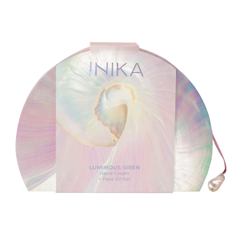 De Inika Organic Luminous Siren Gift Set is echt perfect voor wie de geweldige huidverzorging van Inika Organic een uit wilt proberen. Het fantastische duo bevat de natuurlijke en vegan handcrème en gezichtsolie van INIKA Skincare, bomvol heerlijke argan- en avocado-oliën. En guess what? Ze zijn ook nog eens glutenvrij en 100% natuurlijk, vegan én halal.