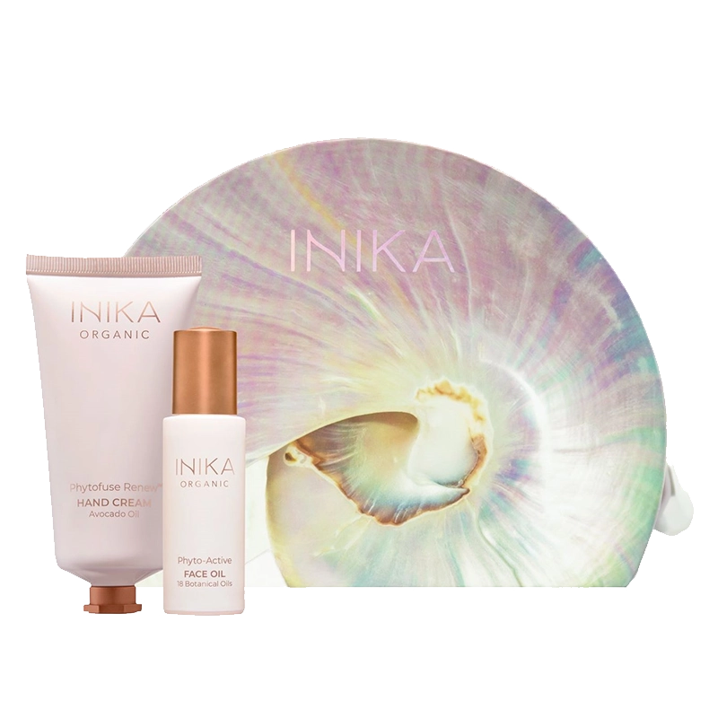 De Inika Organic Luminous Siren Gift Set is echt perfect voor wie de geweldige huidverzorging van Inika Organic een uit wilt proberen. Het fantastische duo bevat de natuurlijke en vegan handcrème en gezichtsolie van INIKA Skincare, bomvol heerlijke argan- en avocado-oliën. En guess what? Ze zijn ook nog eens glutenvrij en 100% natuurlijk, vegan én halal.