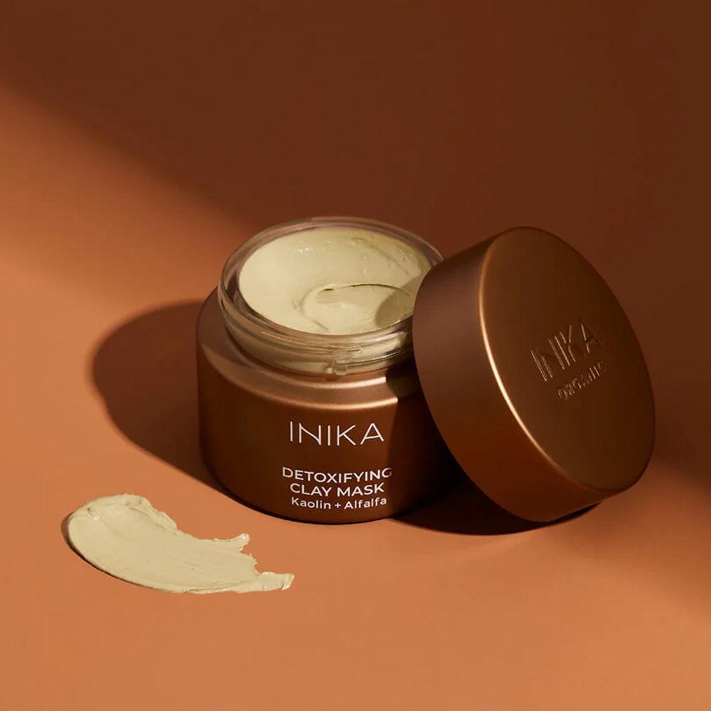 De Detoxifying Clay Mask van Inika is een heerlijk vegan ontgiftend groen kleimasker dat is samengesteld met Alfalfa, Aloë Vera en Jojoba-olie om onzuiverheden en gifstoffen uit de huid te trekken. Ideaal voor een avondje relaxen!