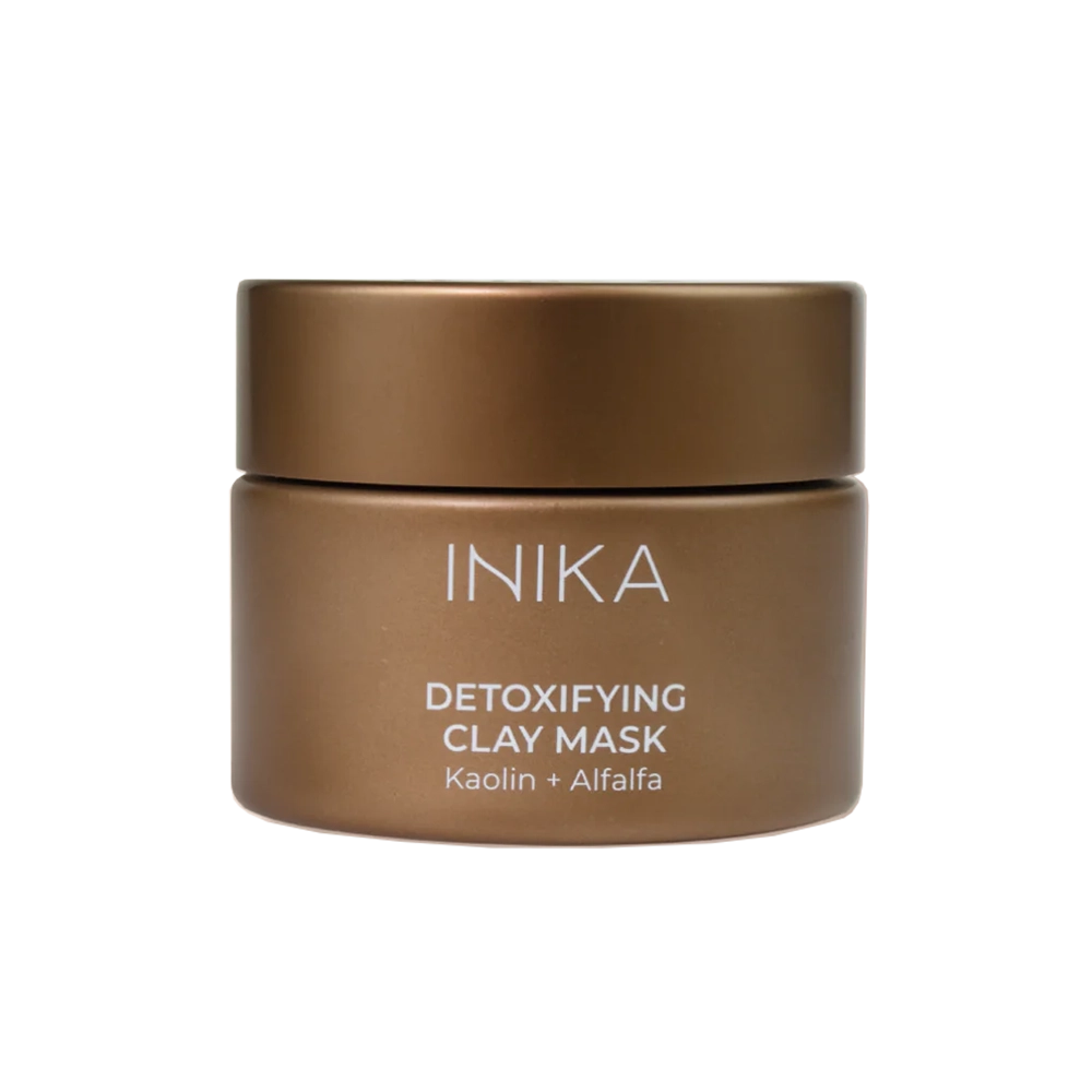 De Detoxifying Clay Mask van Inika is een heerlijk vegan ontgiftend groen kleimasker dat is samengesteld met Alfalfa, Aloë Vera en Jojoba-olie om onzuiverheden en gifstoffen uit de huid te trekken. Ideaal voor een avondje relaxen!