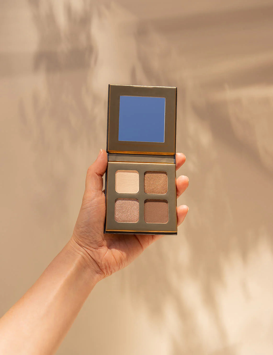 Dit fantastische Eyeshadow Quad van Inika Organic is ontzettend veelzijdig. Ga je voor een neutrale look of wil je juist een mooie smokey eye met een sparkle? Inika biedt het beste van twee werelden en combineert de rijke kleur van pure minerale pigmenten die prachtig te blenden zijn. En dit geheel Vegan en Dierproefvrij!