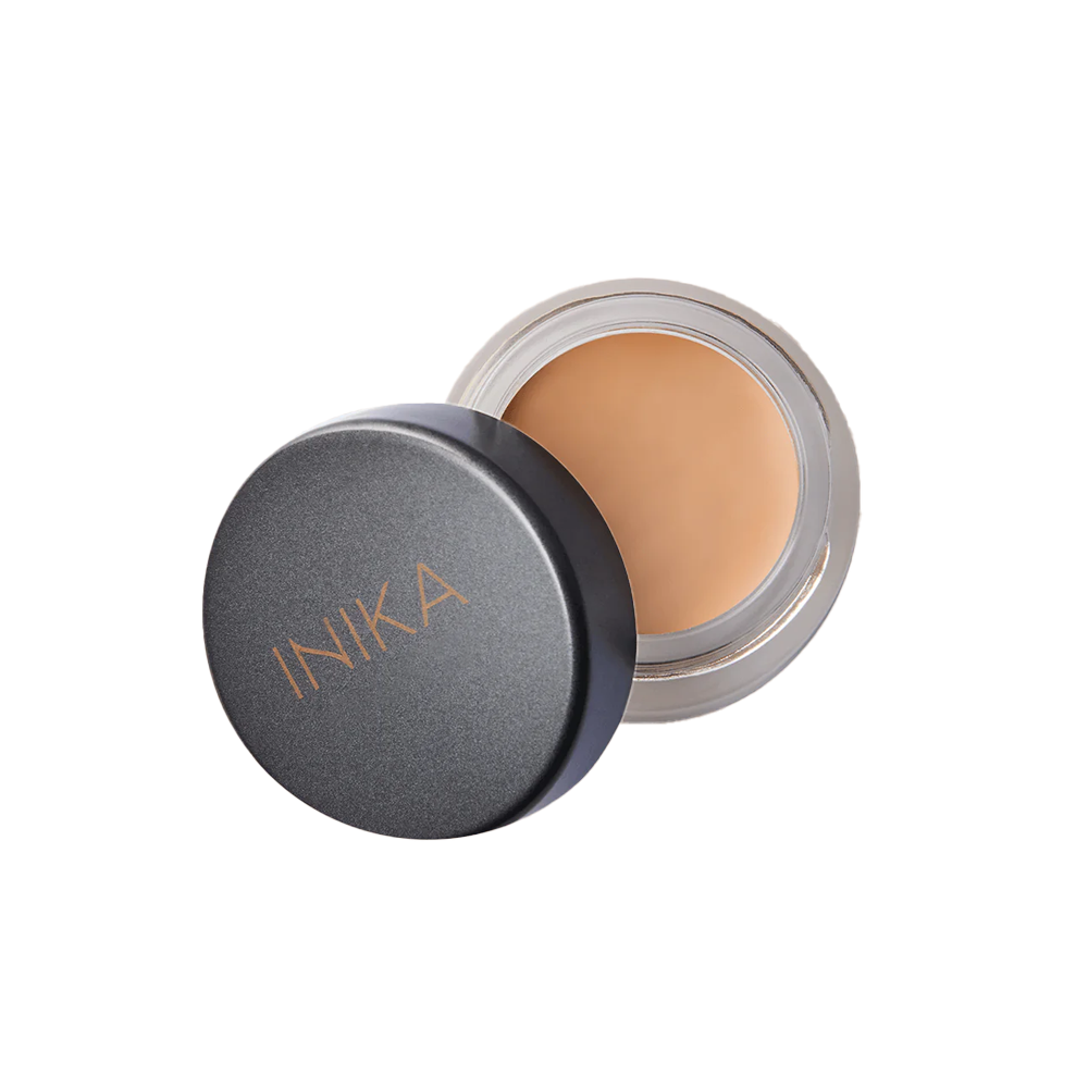 INIKA Organic Full Coverage Concealer Sand is een natuurlijke romige veganistische concealer die oneffenheden, donkere kringen en vlekken camoufleert. Samengesteld met huidverzorgende botanische ingrediënten om de huid te hydrateren en te voeden zodat oneffenheden worden gecamoufleerd zonder de poriën te verstoppen. #kleur_sand