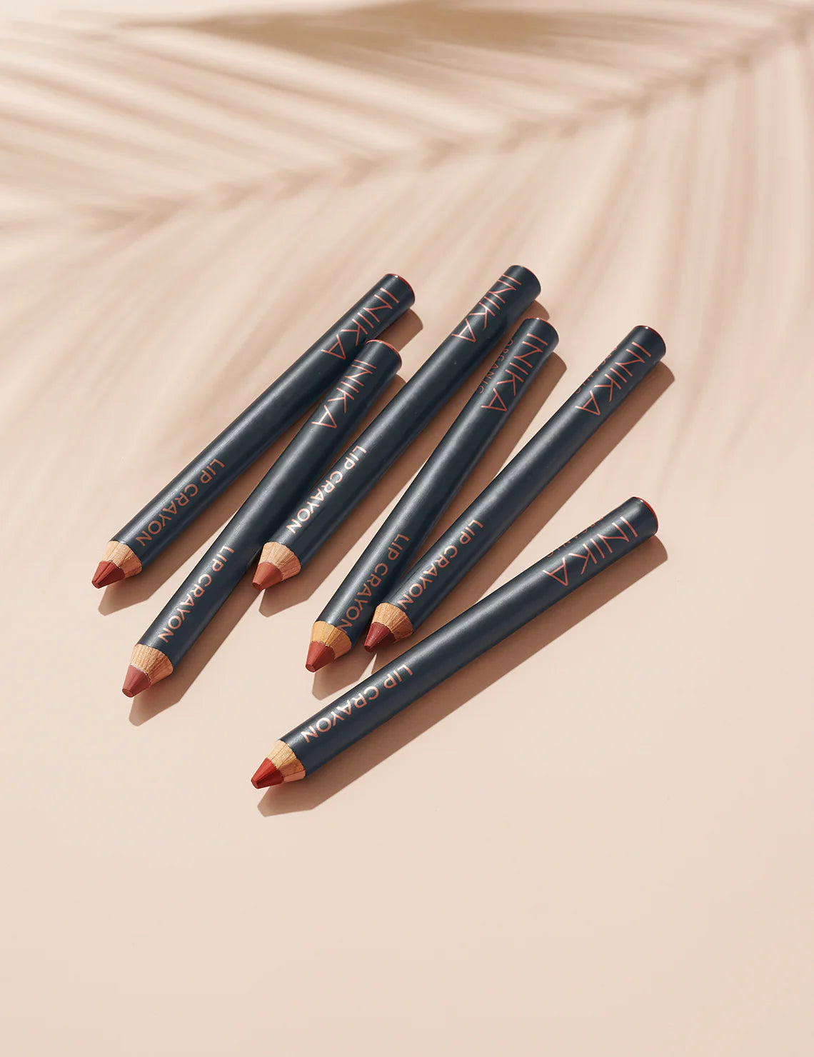 INIKA's Award winnende Crayon lipsticks hebben een zachte romige textuur met een satijnen finish en zorgt voor een prachtige volle kleur op de lippen. Deze mooie lipsticks in potloodvorm zijn verrijkt met biologische kokosolie en vitamine E voor langdurig zachte en verzorgde lippen. De satijnzachte finish is te danken aan de non-comedogene, biologische Carnaubawas, die je lippen een zachte, net-niet-matte, natuurlijke finish geven.  