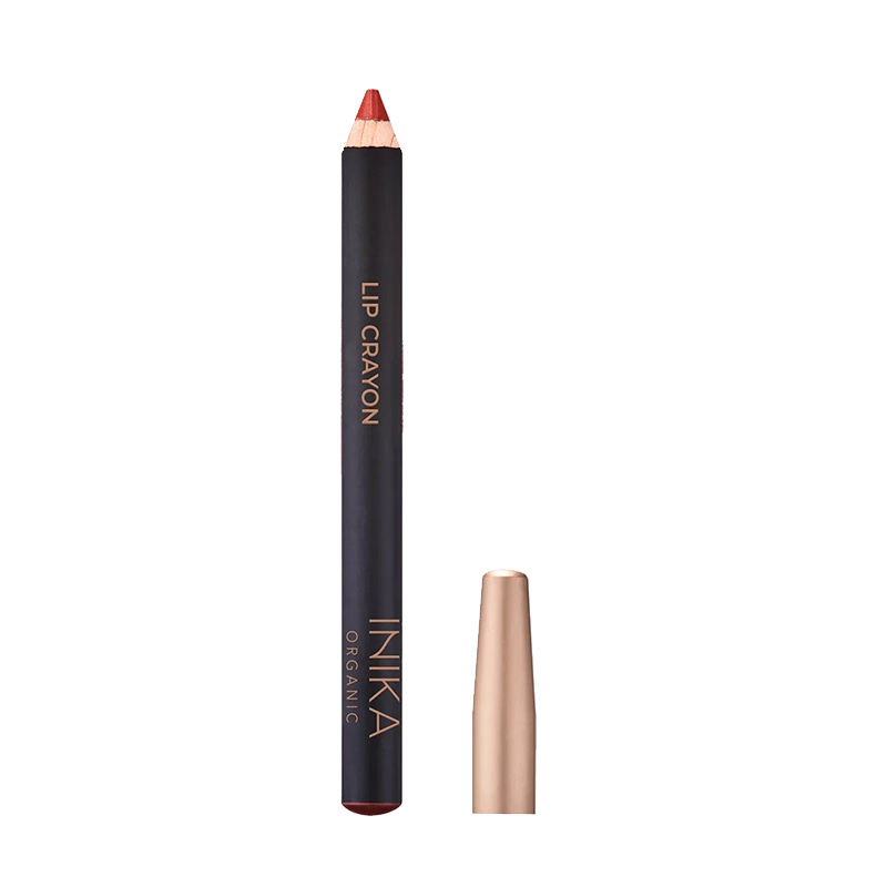 INIKA's Award winnende Crayon lipsticks hebben een zachte romige textuur met een satijnen finish en zorgt voor een prachtige volle kleur op de lippen. Deze mooie lipsticks in potloodvorm zijn verrijkt met biologische kokosolie en vitamine E voor langdurig zachte en verzorgde lippen. De satijnzachte finish is te danken aan de non-comedogene, biologische Carnaubawas, die je lippen een zachte, net-niet-matte, natuurlijke finish geven.  