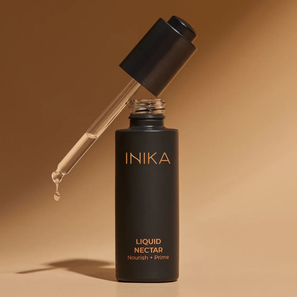 De zijdezachte formule van INIKA's Liquid Nectar egaliseert onmiddellijk de huid en verfijnt de teint, perfect voor een make-uploze dag of om de huid voor te bereiden op een vlekkeloze foundation. De intens voedende vegan nectar is verrijkt met gecertificeerde biologische plantaardige oliën om hydratatie, elasticiteit te verbeteren en de beschermende barrière van de huid te regenereren.