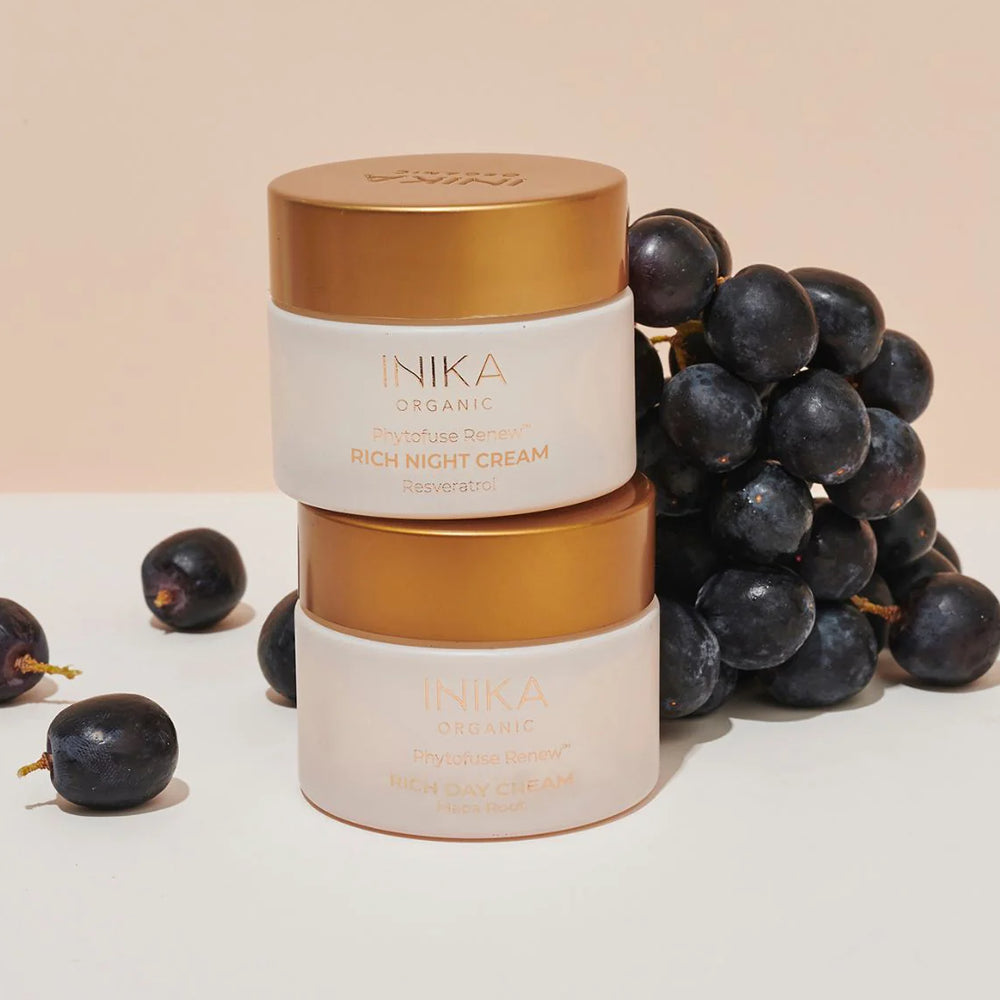 Phytofuse Renew Rich Day Cream&nbsp;is een extra rijke vegan&nbsp;nachtcrème van INIKA Skincare.&nbsp;Verrijkt met&nbsp;luxe plantaardige oliën en shea boter voor extra voeding&nbsp;en hydratatie in een rijke vollere nachtcrème.&nbsp;De natuurlijke, biologische en volle nachtcrème van INIKA Skincare helpt de&nbsp;huidcel stofwisseling te stimuleren, bevordert de nachtelijke celvernieuwingen en vermindert fijne lijntjes.&nbsp;