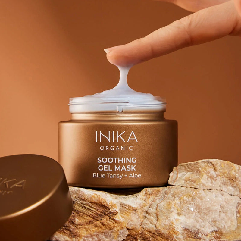 INIKA Organic Soothing Gel Mask is een luxe en verkoelend gelmasker dat je huid onmiddellijk kalmeert. De ontstekingsremmende eigenschappen van Aloë Vera in combinatie met Blue Tansy Oil verzachten en verminderen roodheid en irritatie en helpen de beschadigde huid te herstellen. Deze intens voedende botanische formule helpt de huid te beschermen tegen vrije radicalen en herstelt tegelijkertijd de natuurlijke hydratatie, glans en gladheid van je huid.