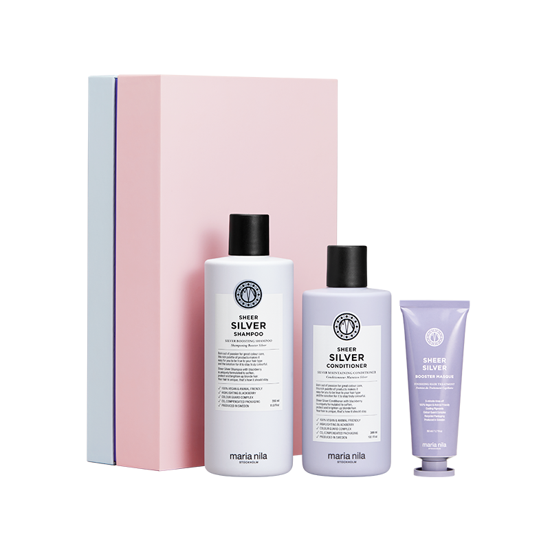 De Maria Nila Sheer Silver Gift Box is gemaakt van 100% gerecyclede materialen en bevat een Sheer Silver Shampoo, Sheer Silver Conditioner + een gratis full size Sheer Silver Booster Masque t.w.v. 10.-