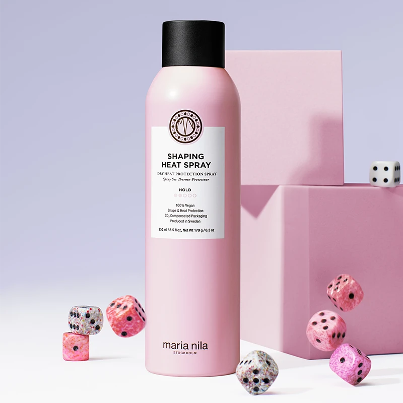  Shaping Heat Spray is een lichte styling spray die het haar beschermt tegen hitte en tegelijkertijd een zachte hold geeft. Gebruik de vegan heat spray ter voorbereiding op het stylen met een stijltang of krultang. Met de actieve ingrediënten squalaan en glycerine, die het vochtgehalte van haar en hoofdhuid behouden, helpt de spray jouw favoriete stijlen te creëren en zorgt ervoor dat je haar in model blijft en beschermd wordt tegen hittebeschadiging.