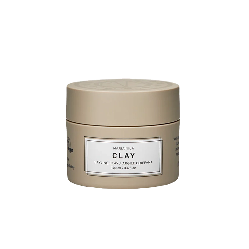 Maria Nila Minerals - Styling Clay is een bepalende stylingwax die een matte textuur geeft. Clay wax is geschikt voor alle kapsels en zorgt voor een natuurlijke stijl zonder het wax-gevoel. Vochtinbrengende olijfolie en plantaardige eiwitten vormen een hydraterende formule die het haar beschermt tegen uitdroging. De natuurlijke Clay Wax heeft een oriëntaalse houtachtige geur met tonen van lelietje-van-dalen en citrus.