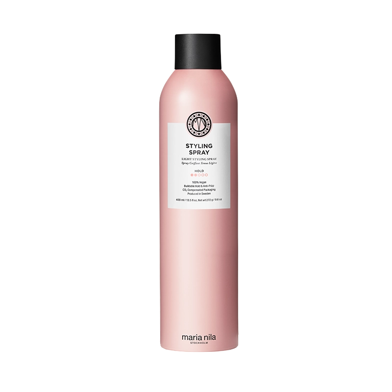 Geef je haar een mooie finishing touch met de Styling Spray van Maria Nila. De&nbsp; lichte spray biedt extra stevigheid zonder te verzwaren. Deze Styling Spray&nbsp; bestaat uit 100% plantaardige ingrediënten, bevat geen sulfaten en parabenen en is niet op dieren getest. Oftewel een 100% vegan haarspray.