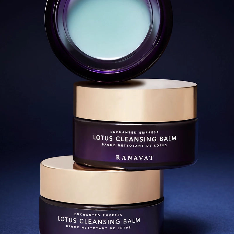 Begin je reinigingsritueel als een ware koningin met de Lotus Cleansing Balm van Ranavat! Deze unieke driefasen-jellytextuur smelt moeiteloos make-up en onzuiverheden weg, terwijl je huid zacht en gevoed blijft. Laat je betoveren door de heerlijke geur van blue tansy en jasmijn – de perfecte start voor een momentje van pure selfcare. Geheel vegan en dierproefvrij