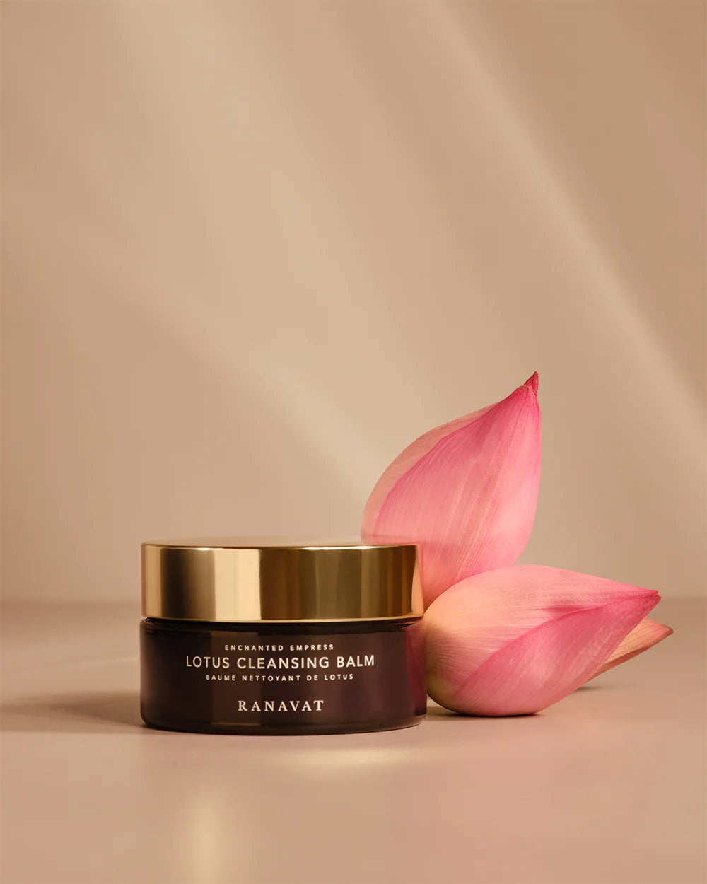 Begin je reinigingsritueel als een ware koningin met de Lotus Cleansing Balm van Ranavat! Deze unieke driefasen-jellytextuur smelt moeiteloos make-up en onzuiverheden weg, terwijl je huid zacht en gevoed blijft. Laat je betoveren door de heerlijke geur van blue tansy en jasmijn – de perfecte start voor een momentje van pure selfcare. Geheel vegan en dierproefvrij