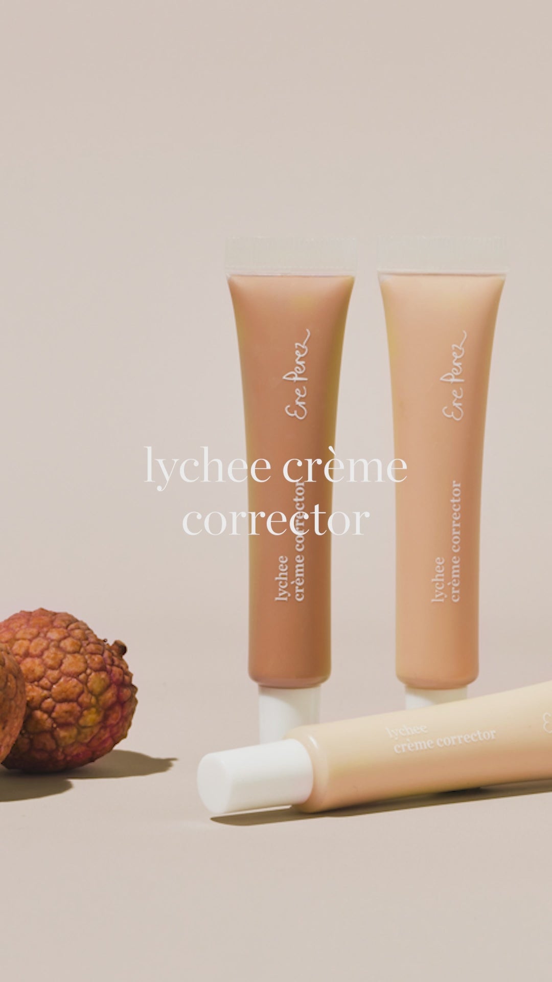 Deze Lychee Creme Corrector is een full coverage concealer & color corrector die roodheid, donkere kringen en onzuiverheden  bedekt zonder je huid uit te drogen.  De concealer bevat een hoog gehalte Vitamine C & Lychee voor extra hydratatie en een gevoede huid met creaseless resultaat.