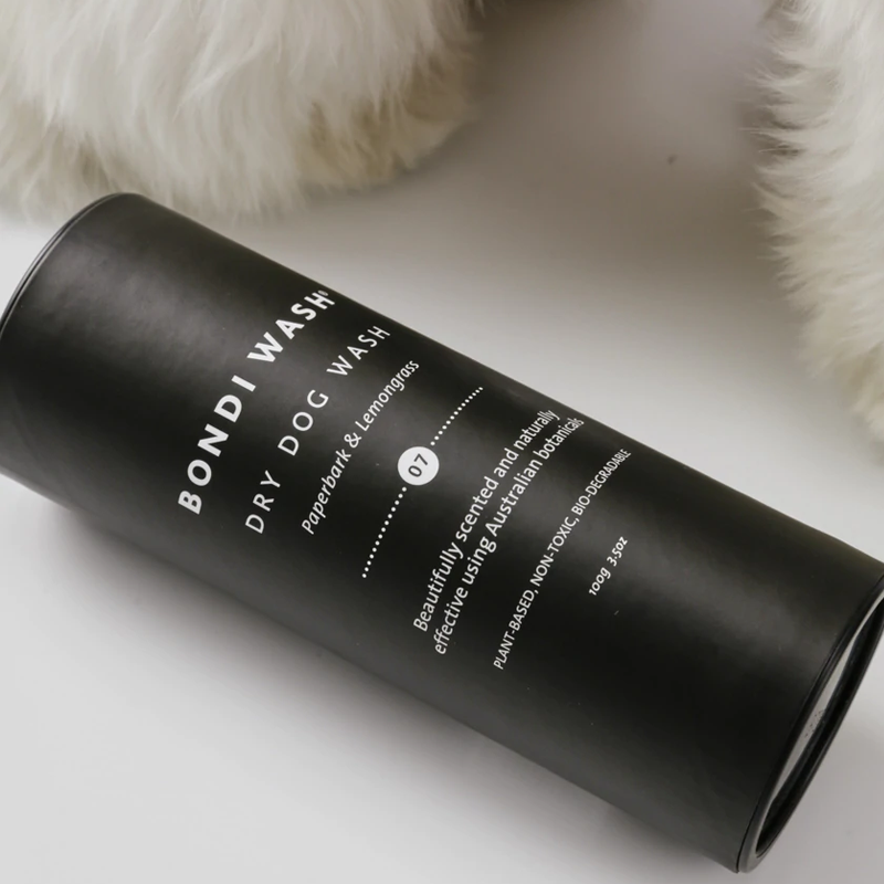 Verfris je liefste viervoeter simpel en makkelijk tussen de wasbeurten door met deze vegan Dry Dog Wash van Bondi Wash. Deze zachte, geheel natuurlijke formule is ontwikkeld met de geur van paperbark en citroengras en is speciaal ontworpen voor honden die een gevoelige huid hebben. Verwijder geurtjes, vuiligheid én kalmeer en creëer tegelijkertijd een rustgevend gevoel voor je hond. Ontwikkeld met Australisch Banksia-zaadolie voor een luxueuze glanzende vacht. dierproefvrij en natuurlijk.