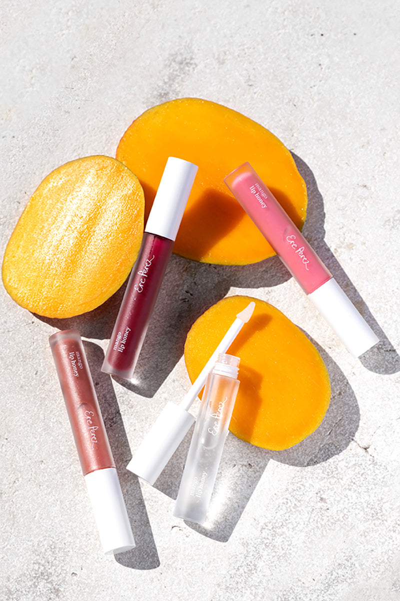 De Mango Lip Honey van Ere Perez is een prachtige sheer lipgloss om je lippen net even dat extra te geven. De lipgloss zorgt voor een subtiele kleur en hydrateert de lippen door middel van Mango Seed Butter. Een mooie glans zonder dat je lippen plakkerig worden. Je kunt de gloss alleen dragen of over een lipstick heen aanbrengen.