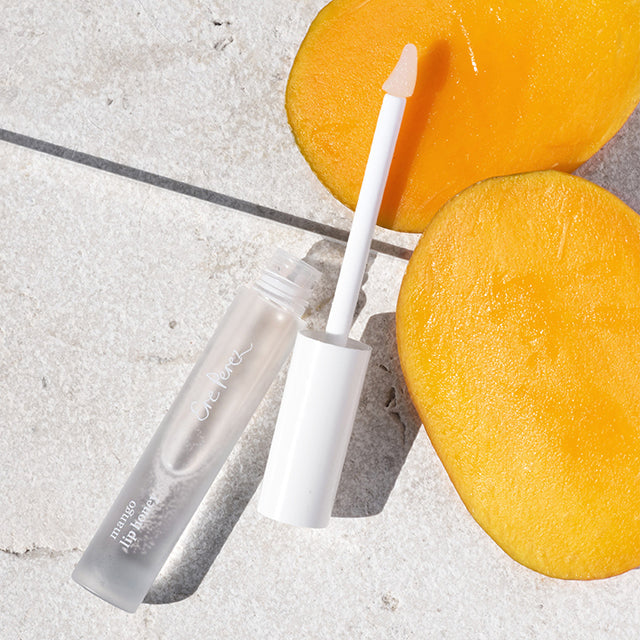 De Mango Lip Honey van Ere Perez is een prachtige sheer lipgloss om je lippen net even dat extra te geven. De lipgloss zorgt voor een subtiele kleur en hydrateert de lippen door middel van Mango Seed Butter. Een mooie glans zonder dat je lippen plakkerig worden. Je kunt de gloss alleen dragen of over een lipstick heen aanbrengen.