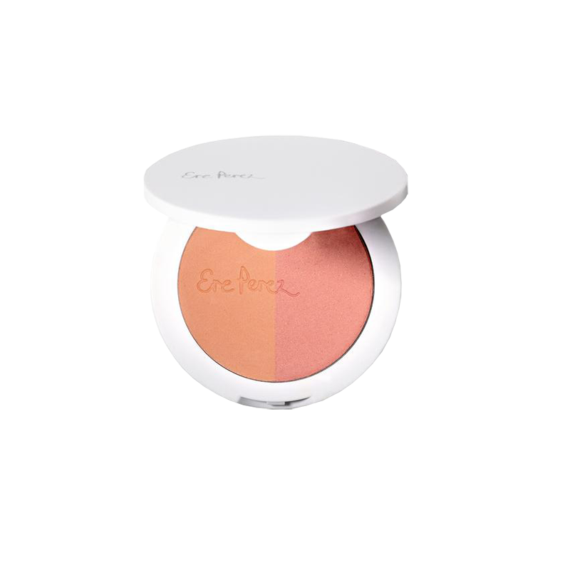 De Rice Powder Blush van Ere Perez is een blush voor een prachtige glow. De blush is verdeeld in twee tinten: een matte peach tint en een roze tint met een shimmer. Je kunt de blush gebruiken om een mooie kleur aan je gezicht te geven. De Blush poeders hebben een velvet finish.