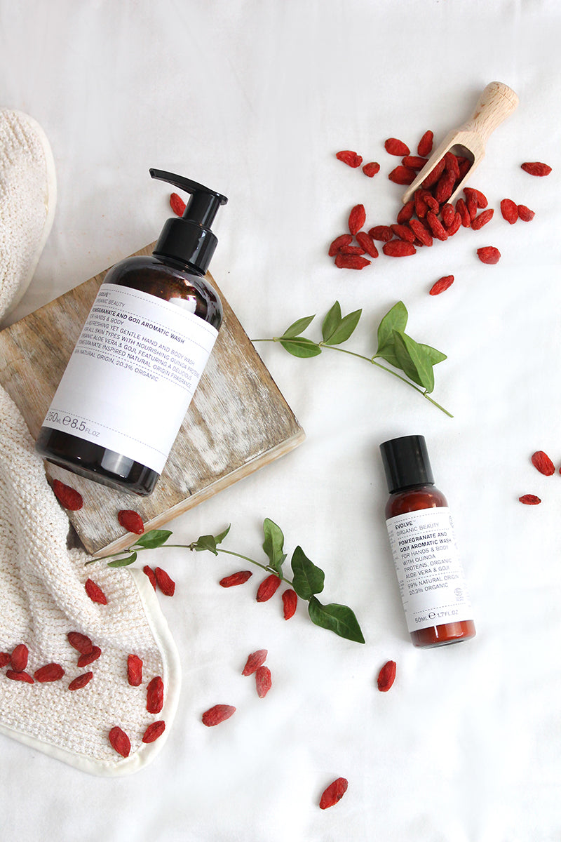 De vegan Pomegranate and Goji Aromatic Wash is een heerlijk fruitige en verfrissende hand- en lichaamszeep. De formule is bijzonder zacht voor de huid en voedt dankzij aloë vera en hydraterende quinoa. De huid wordt op deze manier zachtjes gereinigd zonder de beschermende barrière aan te tasten. Ondertussen ben je omringt door een heerlijke geur van granaatappel, peer, perzik, frambozen en citrusvruchten.