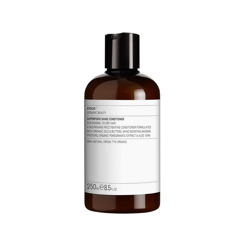 De Superfood Shine Conditioner is ontwikkeld voor de verzorging van normale tot droge haartypen, waardoor het meer glans en souplesse heeft zonder je haar te verzwaren.   Baobab-eiwitten hebben bewezen dat ze de glans naar boven brengen, versterken, beschermen, kroezen en klitten verminderen en zachtheid en gladheid stimuleren. Biologisch granaatappelextract zorgt voor extra bescherming en organische aloë vera zorgt voor een intense hydratatie.