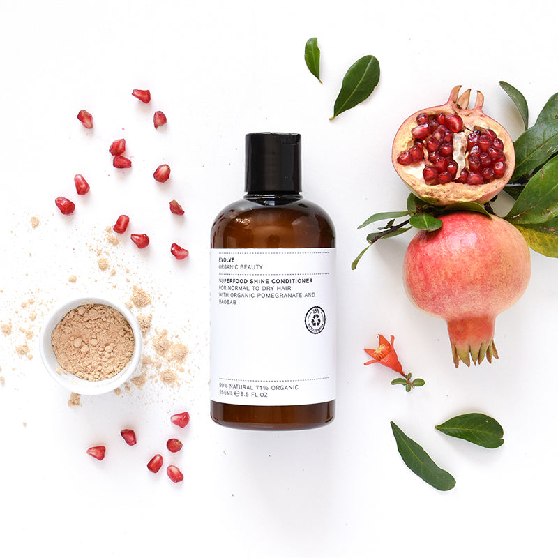 De Superfood Shine Conditioner is ontwikkeld voor de verzorging van normale tot droge haartypen, waardoor het meer glans en souplesse heeft zonder je haar te verzwaren.   Baobab-eiwitten hebben bewezen dat ze de glans naar boven brengen, versterken, beschermen, kroezen en klitten verminderen en zachtheid en gladheid stimuleren. Biologisch granaatappelextract zorgt voor extra bescherming en organische aloë vera zorgt voor een intense hydratatie.