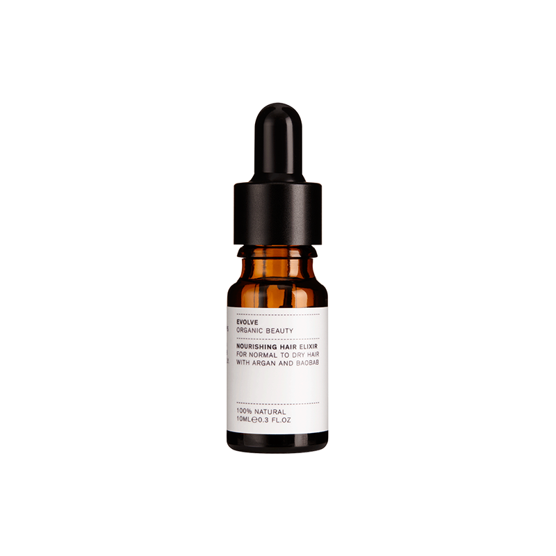 De Award winnende Nourishing Hair Elixir van Evolve is een lichtgewicht serum dat bestaat uit 100% natuurlijke ingrediënten waardoor het haar heerlijk zacht, licht en gehydrateerd aanvoelt. De mix van organische Marokkaanse arganolie, biologische baobabolie en mono-olie is een absoluut magisch mengsel dat kroezen temt. De vegan Nourishing Hair Elixir is rijk aan antioxidanten die het haar beschermen tegen invloeden van buitenaf en vocht aanvullen en vasthouden.