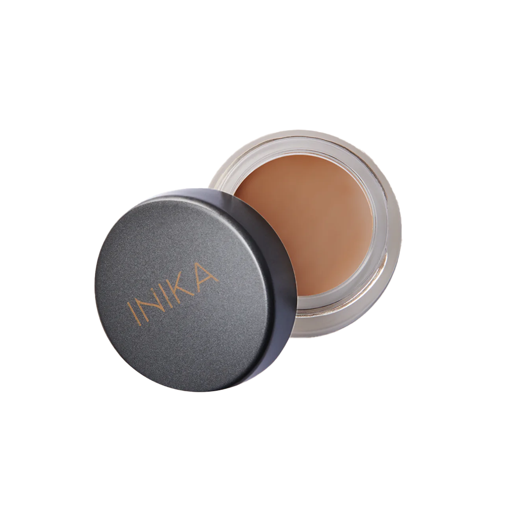 INIKA Organic Full Coverage Concealer Tawny is een natuurlijke romige veganistische concealer die oneffenheden, donkere kringen en vlekken camoufleert. Samengesteld met huidverzorgende botanische ingrediënten om de huid te hydrateren en te voeden zodat oneffenheden worden gecamoufleerd zonder de poriën te verstoppen. #kleur_tawny