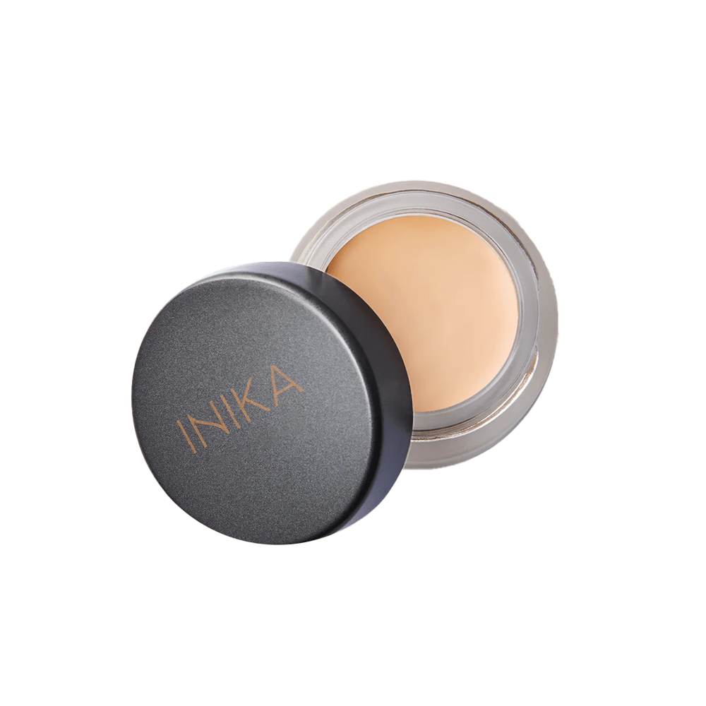 INIKA Organic Full Coverage Concealer Shell is een natuurlijke romige veganistische concealer die oneffenheden, donkere kringen en vlekken camoufleert. Samengesteld met huidverzorgende botanische ingrediënten om de huid te hydrateren en te voeden zodat oneffenheden worden gecamoufleerd zonder de poriën te verstoppen. #kleur_shell