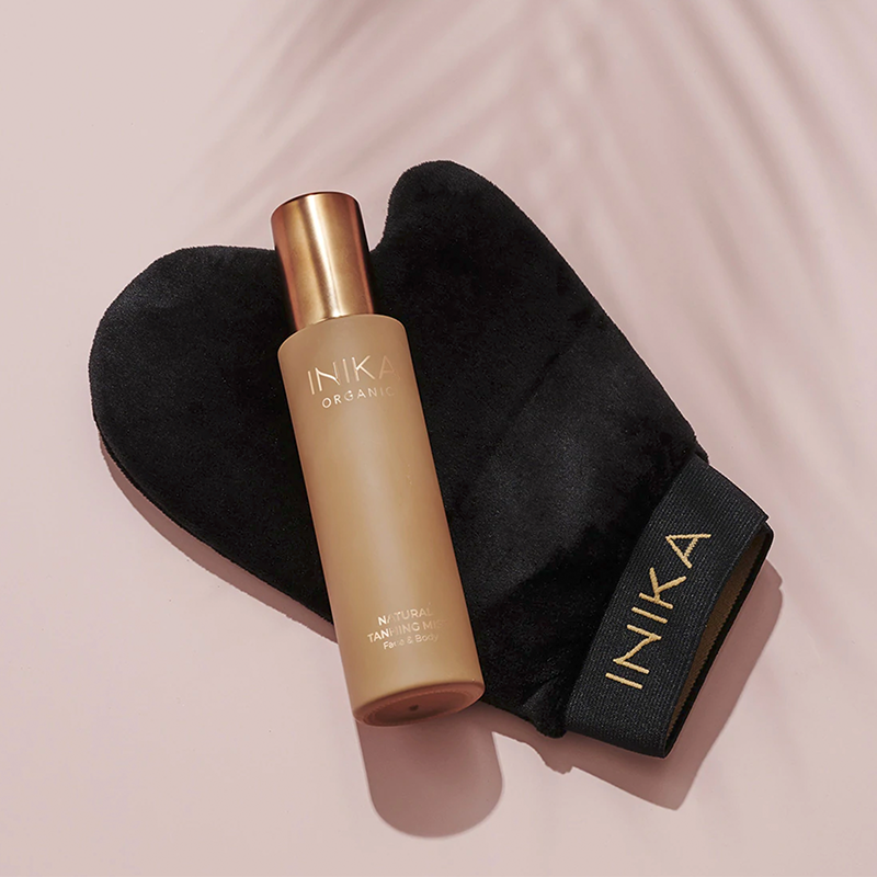 De INIKA Organic Tanning Glove is een must-have voor het aanbrengen van een bruine teint op grotere delen van het lichaam. Met deze handschoen breng je je favoriete vegan zelfbruinener streeploos en gelijkmatig aan. Gemaakt van ultrazacht, duurzaam materiaal, biedt de biologische bruiningshandschoen een glad en perfect uitziend zongebruind resultaat, dat zich moeiteloos over uw benen, armen, torso en rug verspreidt.