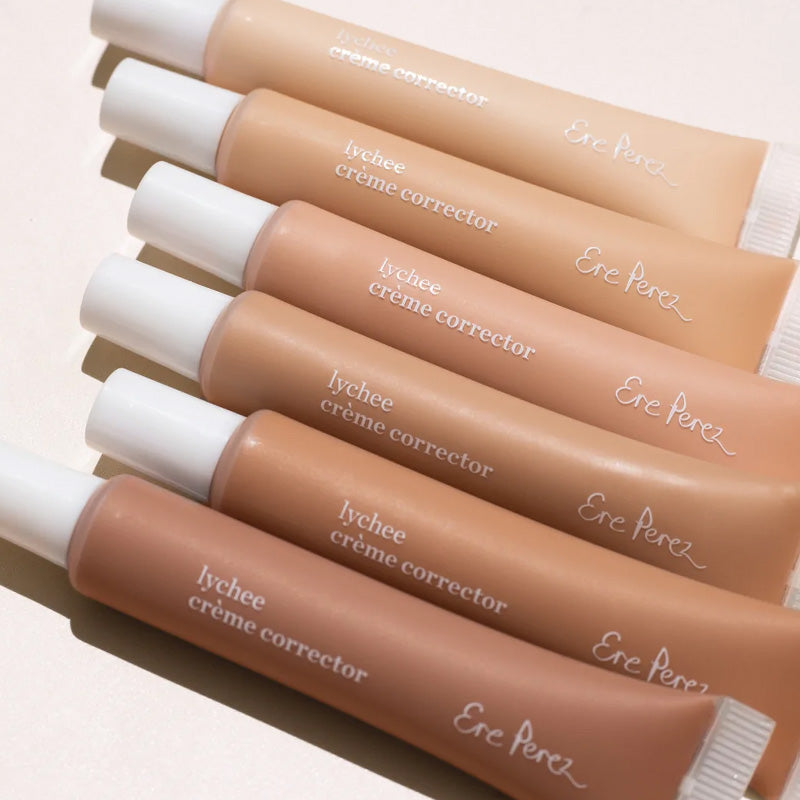 Deze Lychee Creme Corrector is een full coverage concealer & color corrector die roodheid, donkere kringen en onzuiverheden  bedekt zonder je huid uit te drogen.  De concealer bevat een hoog gehalte Vitamine C & Lychee voor extra hydratatie en een gevoede huid met creaseless resultaat.