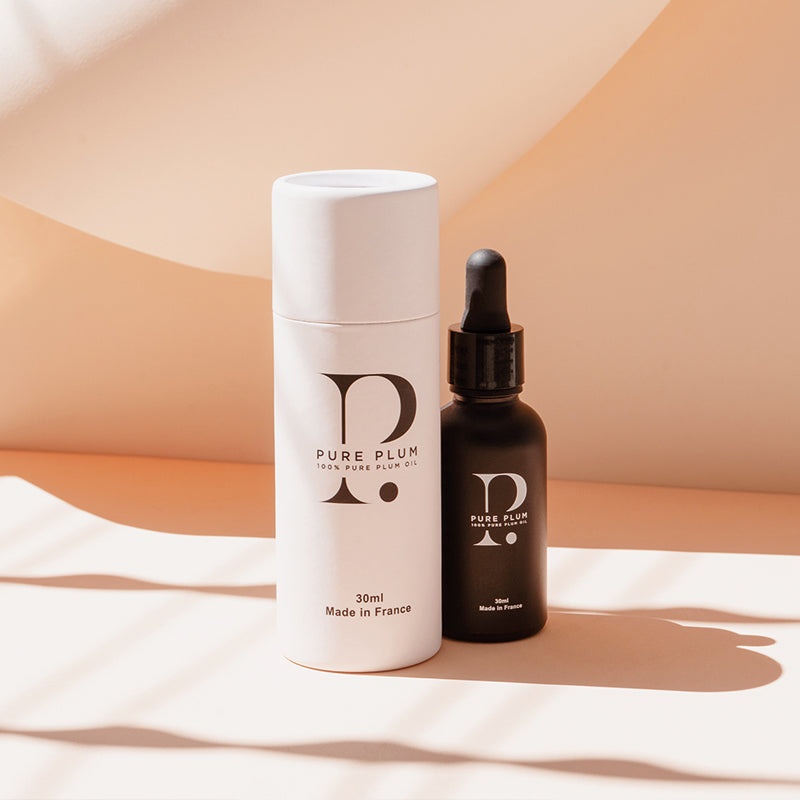 De Plum Oil van Pure Plum is een moisturizer voor alle huidtypen. De moisturizer bestaat uit 100% pure Pruimenpitolie. Pruimenpitolie heeft een sterke ontstekingsremmende en helende werking, wat betekent dat de huid met acne, rosacea en eczeem ontzettend veel baat heeft bij deze olie! Hij vermindert roodheid, onzuiverheden, verzacht de beschadigde en ruwe huid, en verstopt de poriën niet. Vegan, dierproefvrij, plantaardig en natuurlijk.