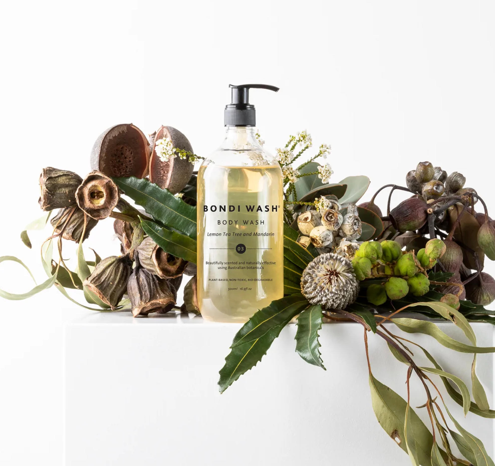 Bondi Wash's Body Wash is een vegan bodywash, handgemaakt in Australië met een luxe mix van Australische essentiële oliën, waaronder antibacteriële Tasmaanse gepeperde en lavendelolie en hydraterende ingrediënten zoals aloë vera, vitamine E en zonnebloemolie. De verfrissende en voedende formule is perfect voor mensen met een gevoelige huid, eczeem of dermatitis.