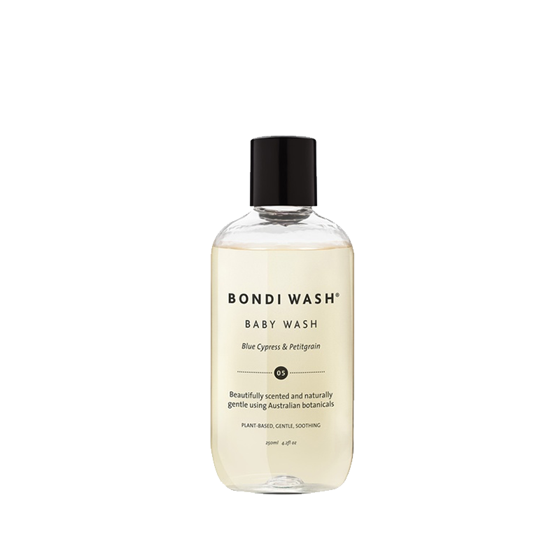 Baby Wash - Blue Cypress & Petitgrain is een zachte en natuurlijke bad en douche wash om de gevoelige babyhuid zacht en gevoed te houden. Hij heeft een heerlijke subtiele citrusgeur en is speciaal ontwikkeld voor baby's en kinderen.  De vegan baby wash bevat onder andere Australische Emu Apple extract wat de babyhuid ultiem voedt en beschermt. De natuurlijke essentiële oliën uit de blauwe cypres staan bekend om eczeem en huiduitslag tegen te gaan.