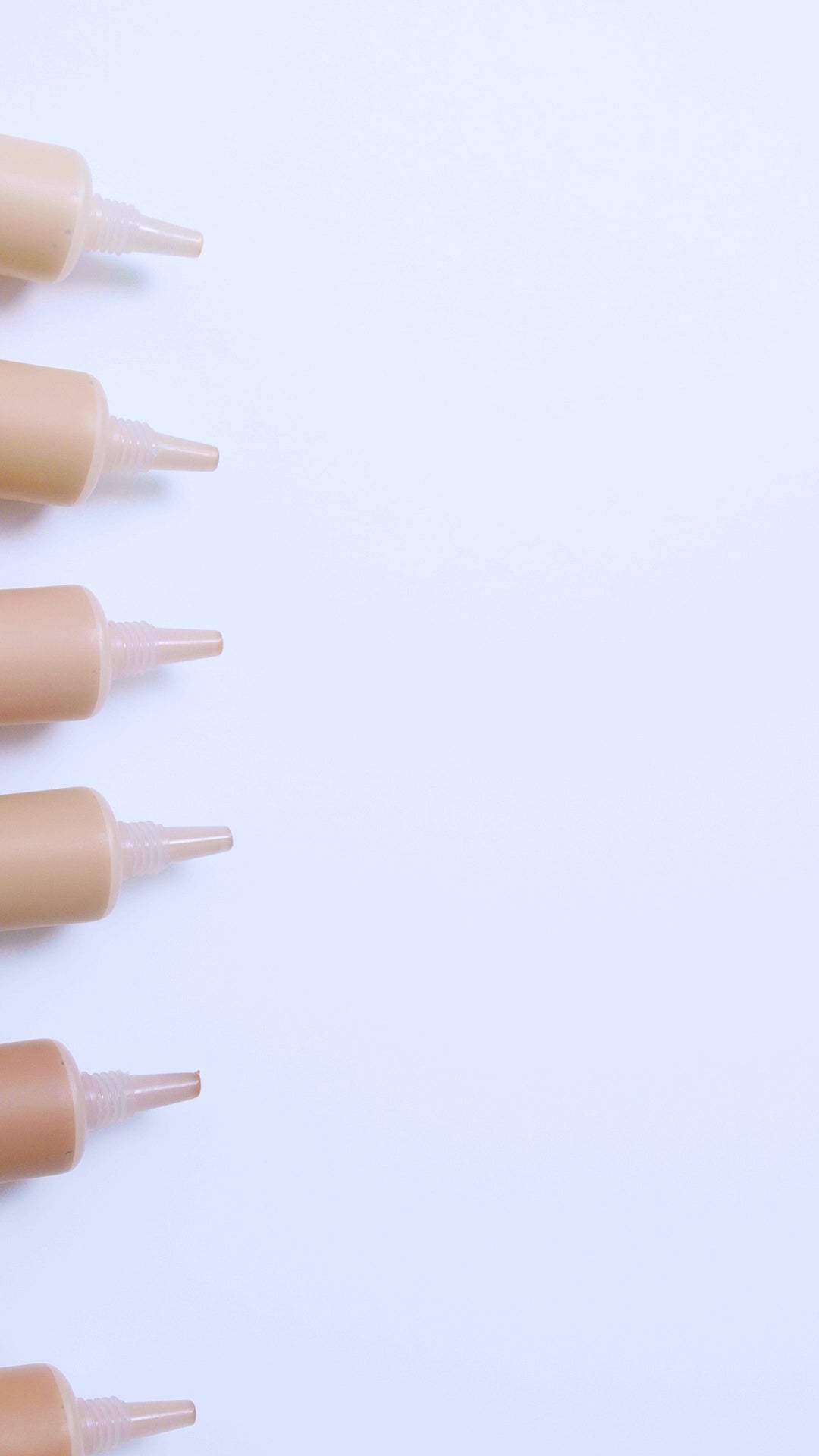 Deze Lychee Creme Corrector is een full coverage concealer & color corrector die roodheid, donkere kringen en onzuiverheden  bedekt zonder je huid uit te drogen.  De concealer bevat een hoog gehalte Vitamine C & Lychee voor extra hydratatie en een gevoede huid met creaseless resultaat.