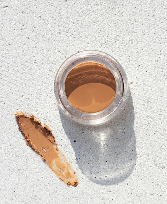 Ere Perez vegan concealer om de probleemgebieden van je huid perfect te camoufleren. Dekt roodheid als geen ander en donkere kringen en vlekken verdwijnen als sneeuw voor de zon. Ook als je last hebt van pigmentvlekken is deze volledig dekkende concealer uitermate geschikt, de natuurlijke concealer smelt in de huid voor een long-lasting natuurlijke look.