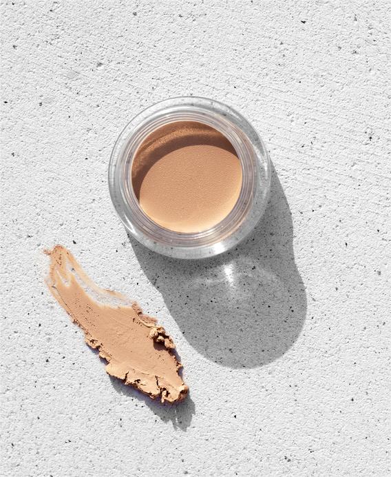 #kleur_chai, Ere Perez vegan concealer om de probleemgebieden van je huid perfect te camoufleren. Dekt roodheid als geen ander en donkere kringen en vlekken verdwijnen als sneeuw voor de zon. Ook als je last hebt van pigmentvlekken is deze volledig dekkende concealer uitermate geschikt, de natuurlijke concealer smelt in de huid voor een long-lasting natuurlijke look.