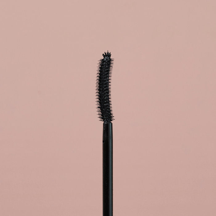 De inika Curvy Lash Vegan Mascara zorgt voor lange wimpers met een intense krul. Deze op planten gebaseerde, vlekbestendige mascara is heheel glutenvrij en vegan. Ook is de mascara verrijkt met gecertificeerde organische Carnauba-was en vitamine E wat er voor zorgt dat de wimpers een mooie krul krijgt en houdt. Deze natuurlijke biologisch gecertificeerde mascara van Inika is geheel dierproefvrij.